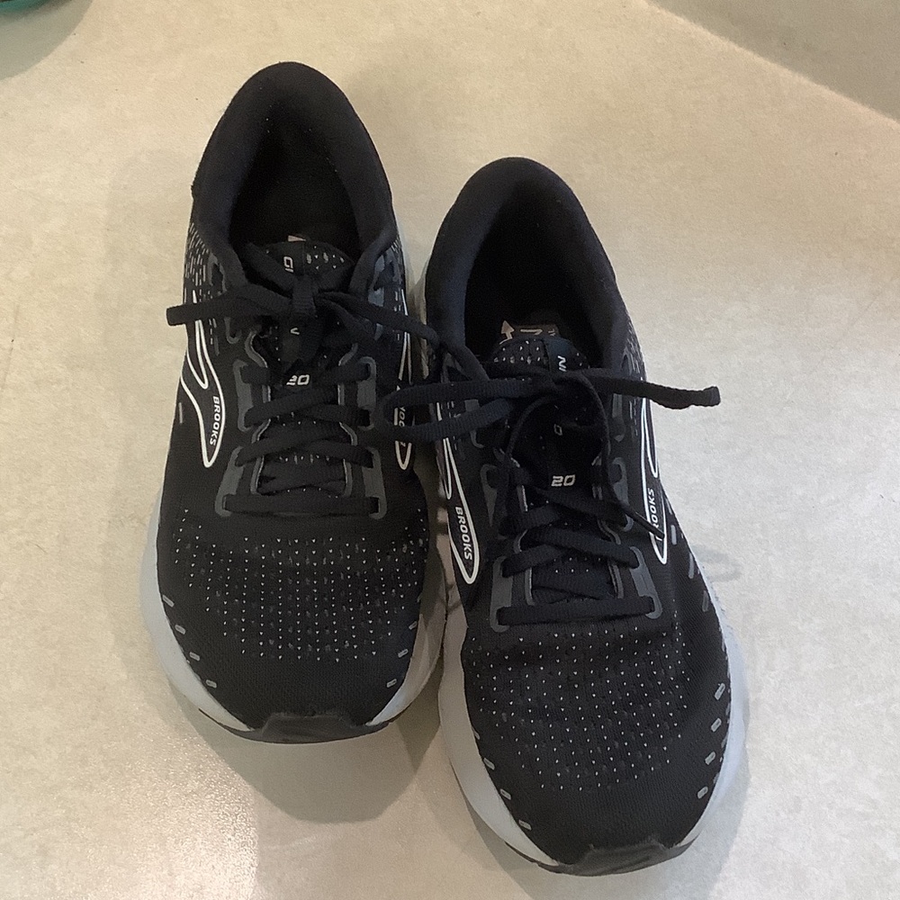 Brooks Women’s Black and Glycerin Sz 10.5